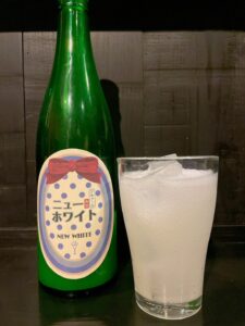 ニューホワイト梅酒|緑ボトルのレトロかわいいリキュール梅酒・ソーダ割りで白く輝く